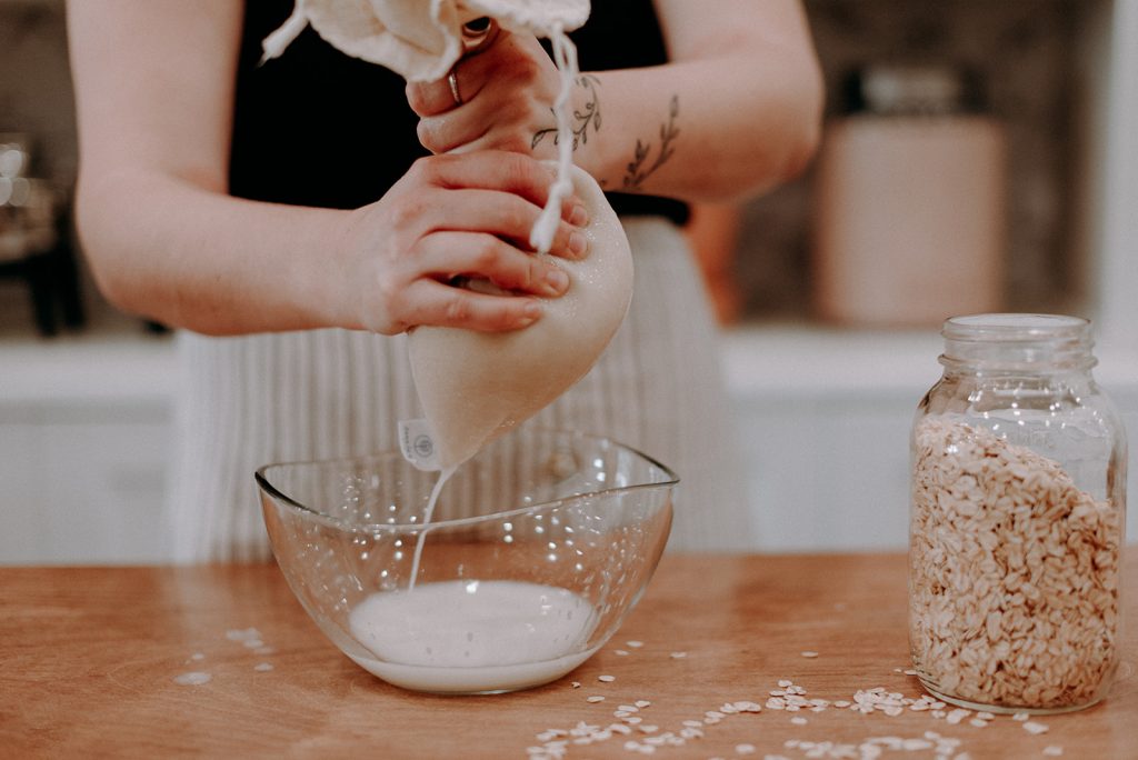 Fabriquer son lait d'avoine maison : simple, rapide et économique 