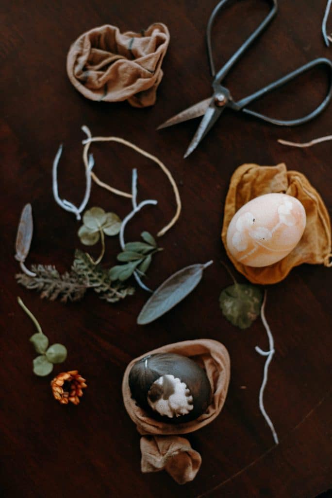 Oeufs de Pâques à décor végétal aux pelures d'oignon - Recette par Diana